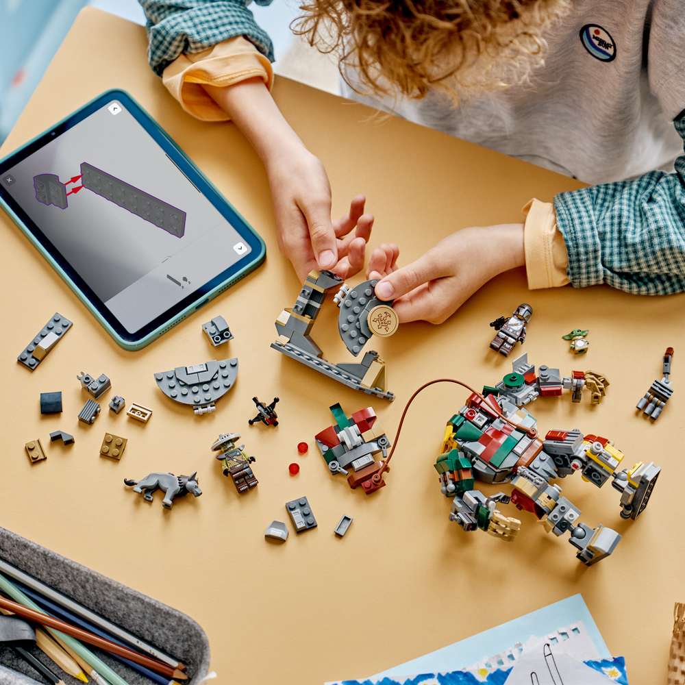 LEGO Star Wars™ Hutt Palace Sentry Droid Showdown 75451 - a child building the set. 415 pieces. Ages 9+.