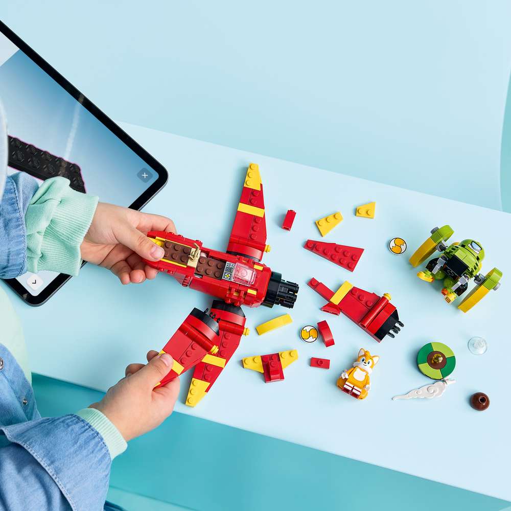 LEGO Sonic Tails' Tornado-1 77119 - a child building the set. 310 pieces. Ages 8+.