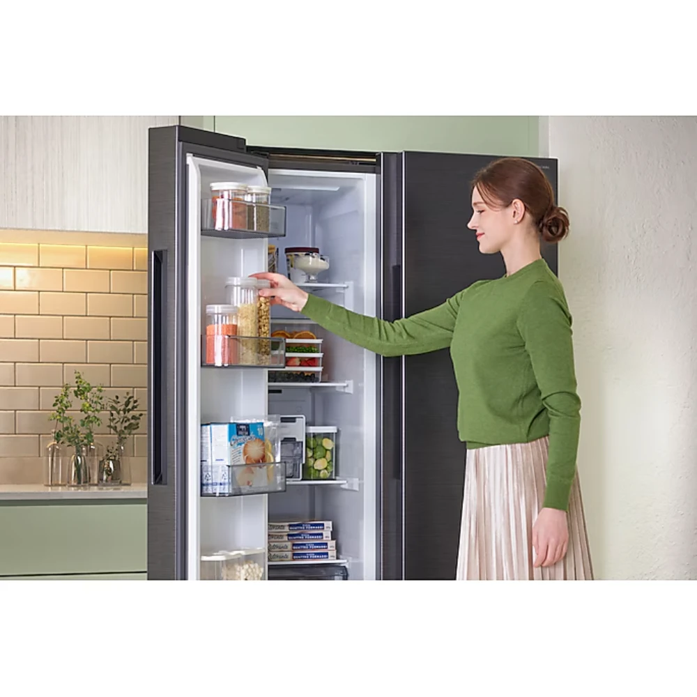 Samsung SpaceMax Bespoke AI Series 640L American Fridge Fridge Freezer - Black | RS70F64KEFEU