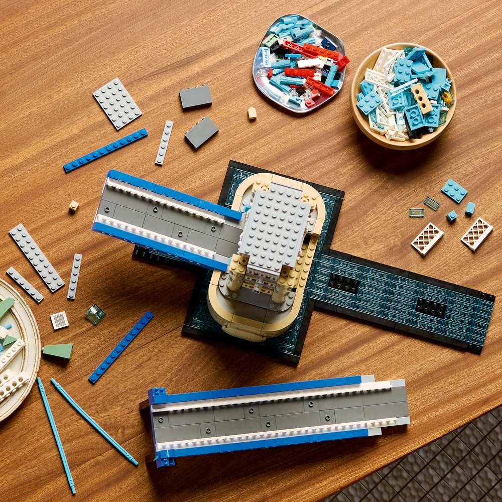 LEGO Architecture Tower Bridge 21067 - a child building the set. 3745 pieces. Ages 18+.