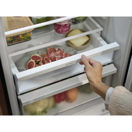 Electrolux 186cm 60/40 Frost free Fridge Freezer - Black | LNT6ME33K0