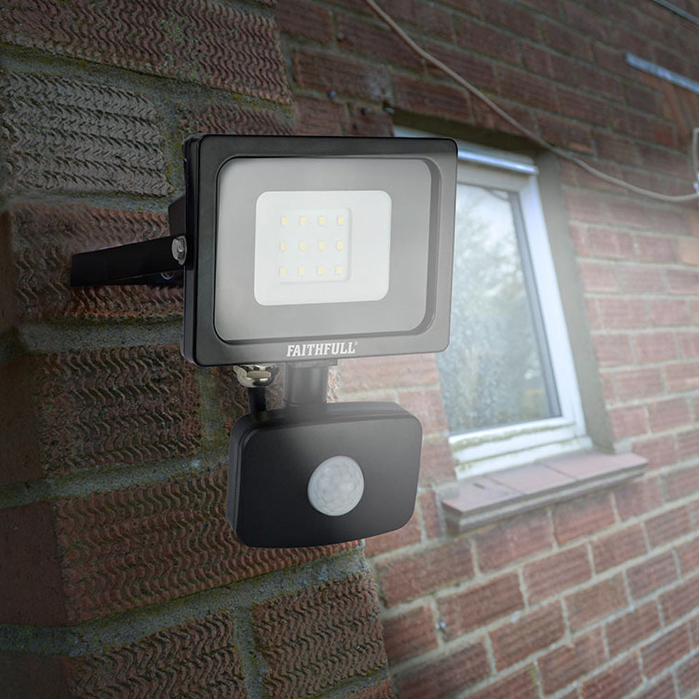 Faithfull SMD LED Security Flood Light with PIR 20W 1600 lumen 240V | FPPSLWM20S