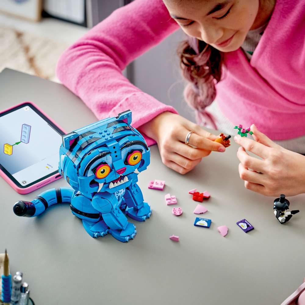 LEGO KPop Demon Hunters Derpy Tiger and Sussie Bird 72537 - a child building the set. 825 pieces. Ages 9+.